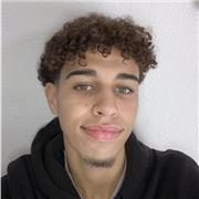 Profesor joven entusiasmado y trabajador con niños con ganas de transmitir enseñanzas aprendizaje y ímpetu para los más jovenes